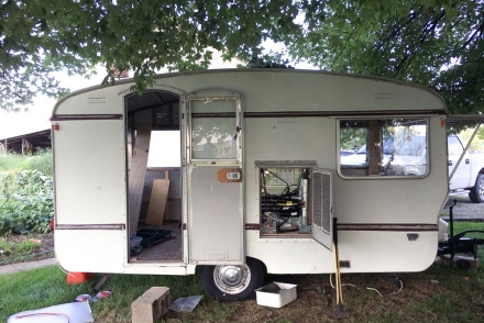 Finding Pearl: A 1969 Vintage Caravan http://www.thelovelyindie.com