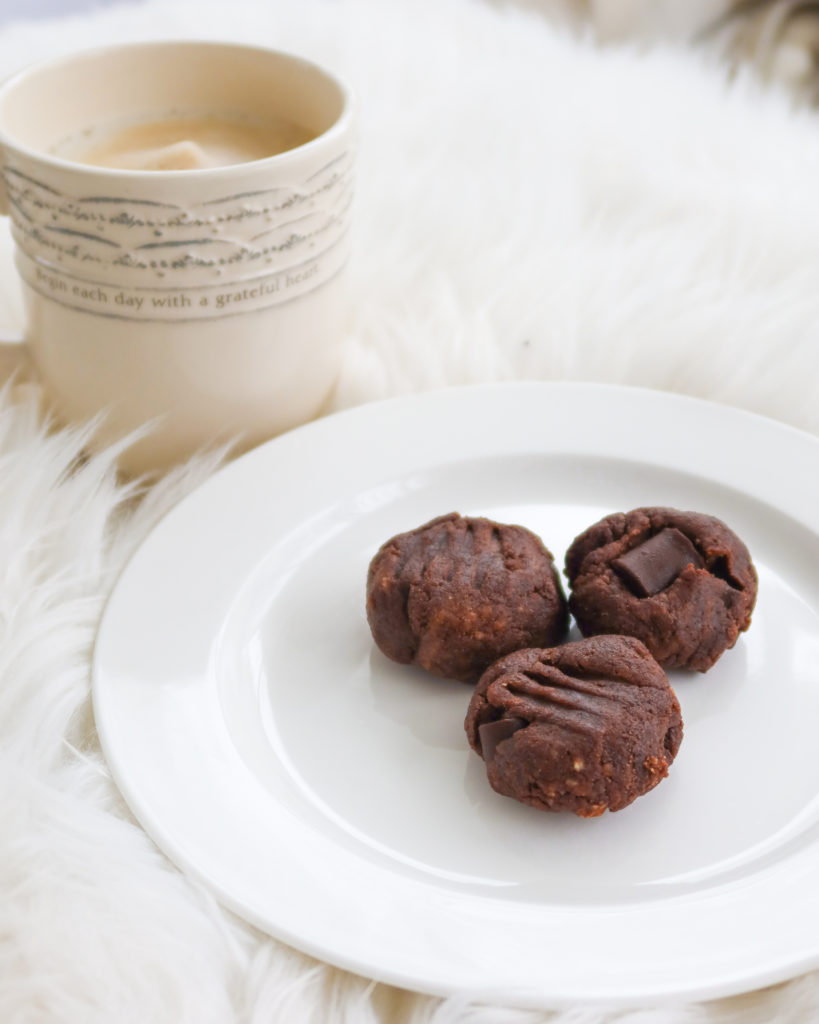 Need a quick sweet fix? Try these simple 5 minute no bake fudgey cocoa bites for a healthy satisfying dessert!